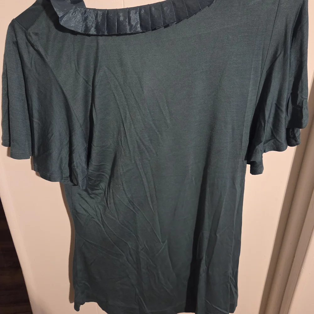 BCBGeneration Green Ruffled Short Sleeve Blouse - Picture 2 of 2